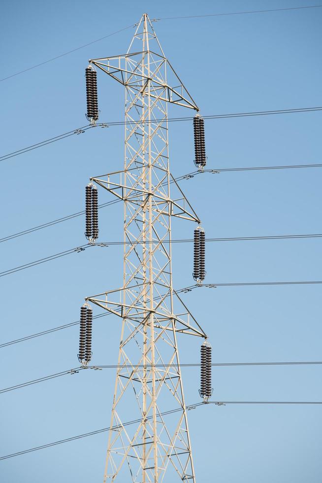 brauner elektrischer Turm unter blauem Himmel foto