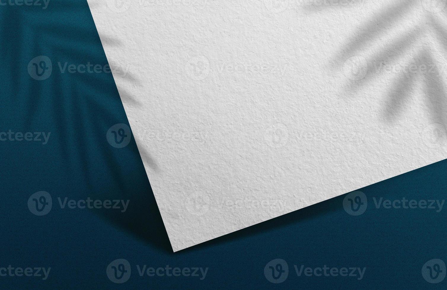 Papier Logo Attrappe, Lehrmodell, Simulation. ein Platz Papier Attrappe, Lehrmodell, Simulation mit realistisch Schatten von Blau Abdeckung das Papier. Schatten tropisch Pflanzen. leer Flyer Vorlage Banner Vorlage zum Sozial Medien Post im modern Stil foto