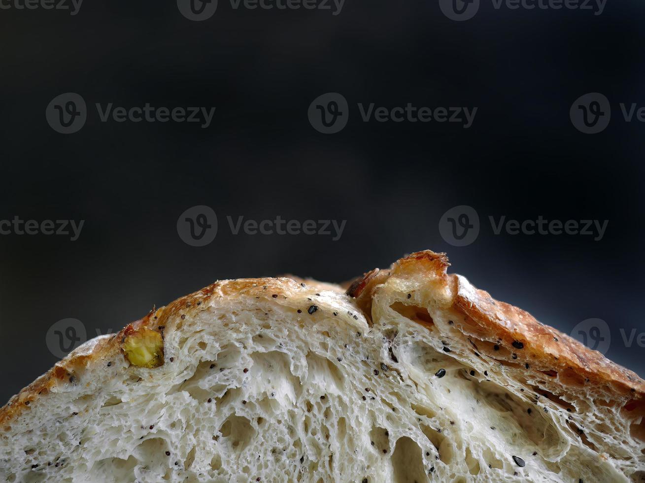 Nahaufnahme Seitenansicht, Teil der gebackenen braunen Sauerteig-Naturhefe, Handwerker, dunkler Hintergrund mit Kopierraum oben foto