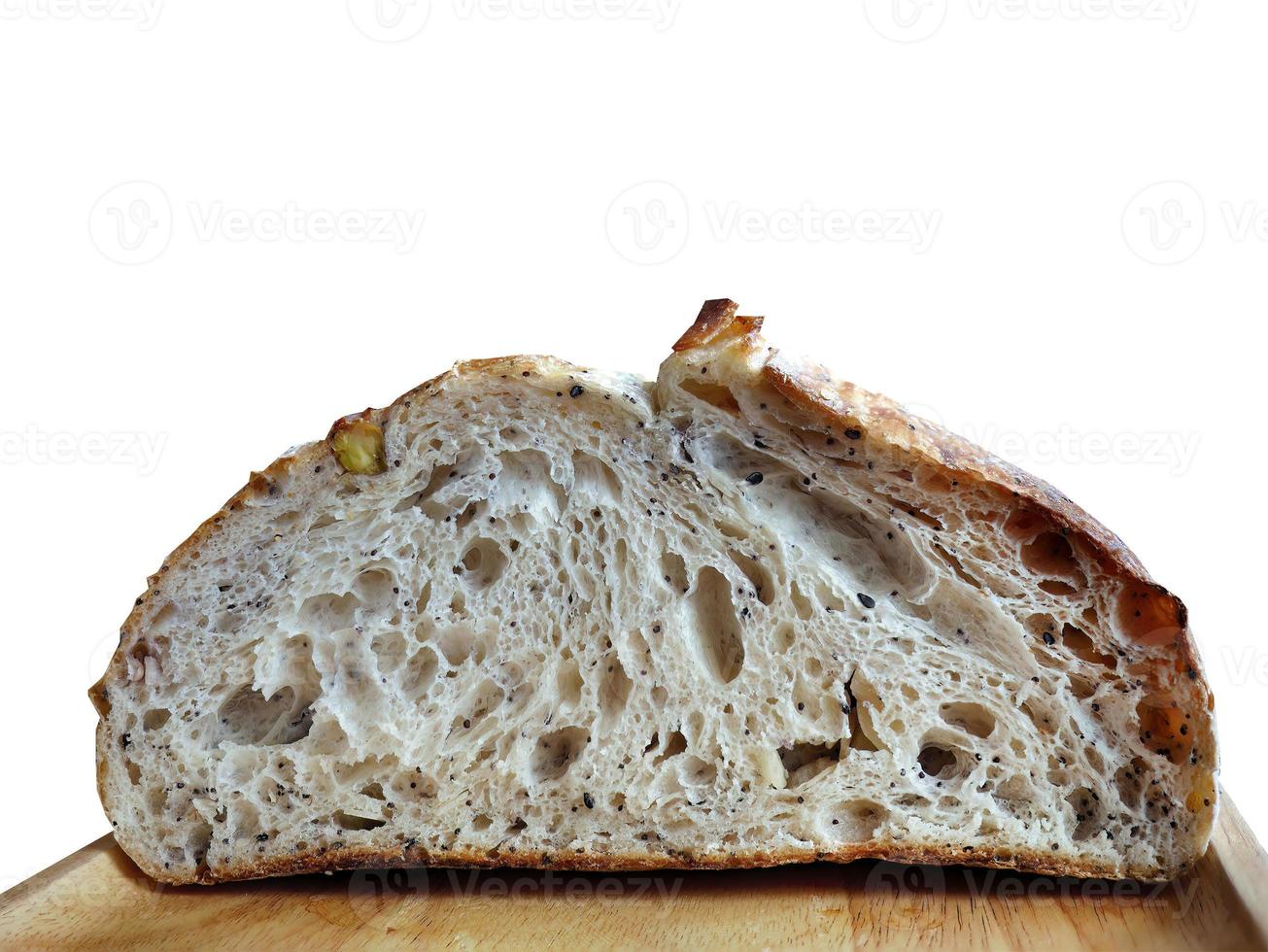 schließen oben Seite Aussicht Innerhalb von gebacken braun Sauerteig auf das hölzern Platte, natürlich Hefe, Handwerker, ausgeschnitten, isoliert, transparent, mit Ausschnitt Pfad foto