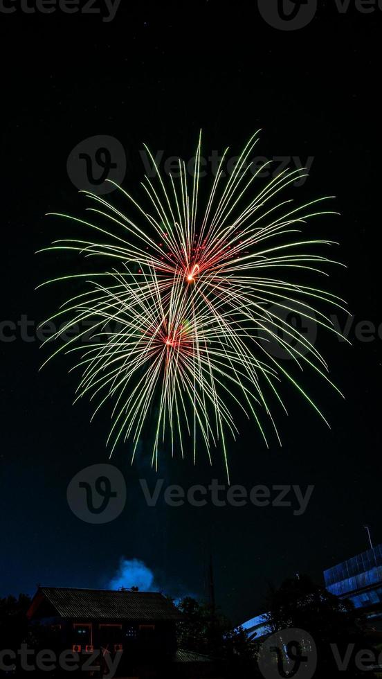 Feuerwerk über dem Tempel im dunklen Himmel foto