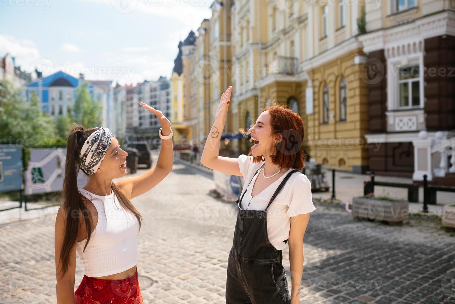 Zwei lustige Freunde draußen auf der Straße foto