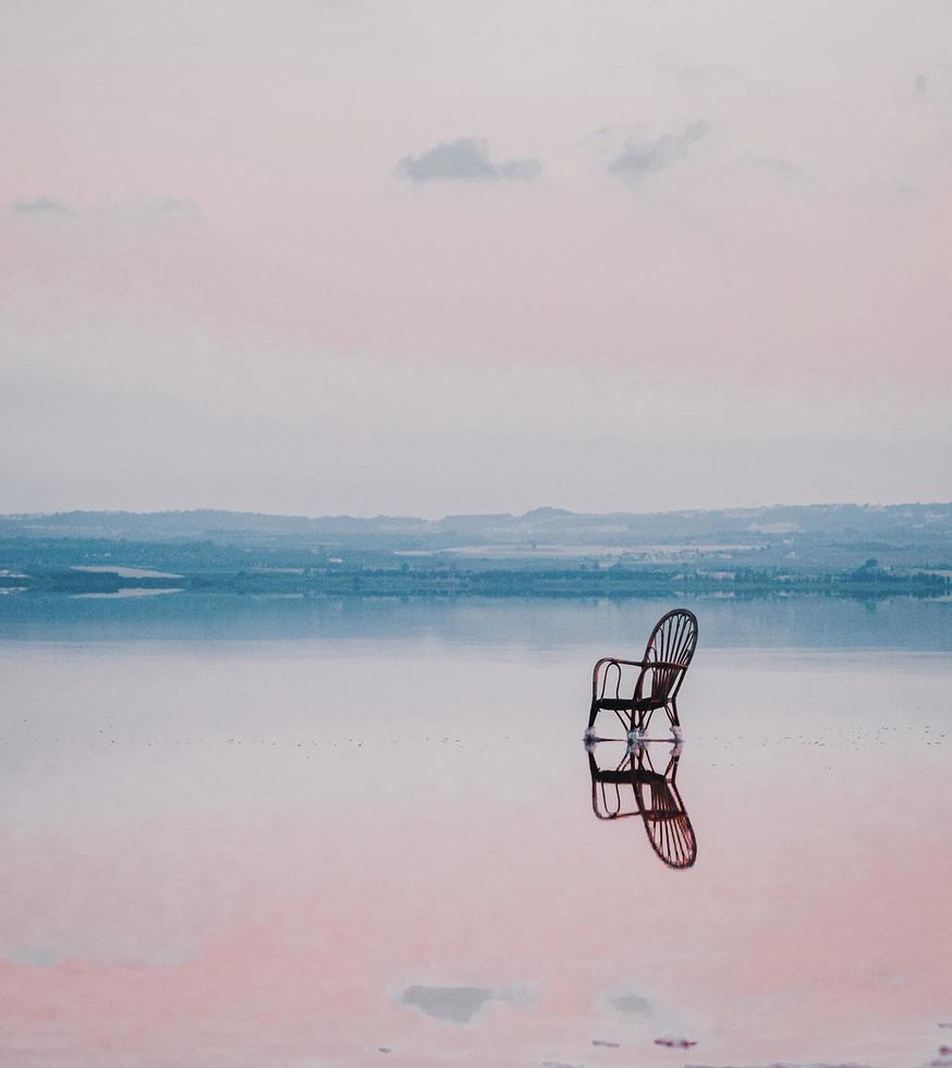 ein Stuhl mitten in einem Salzsee foto