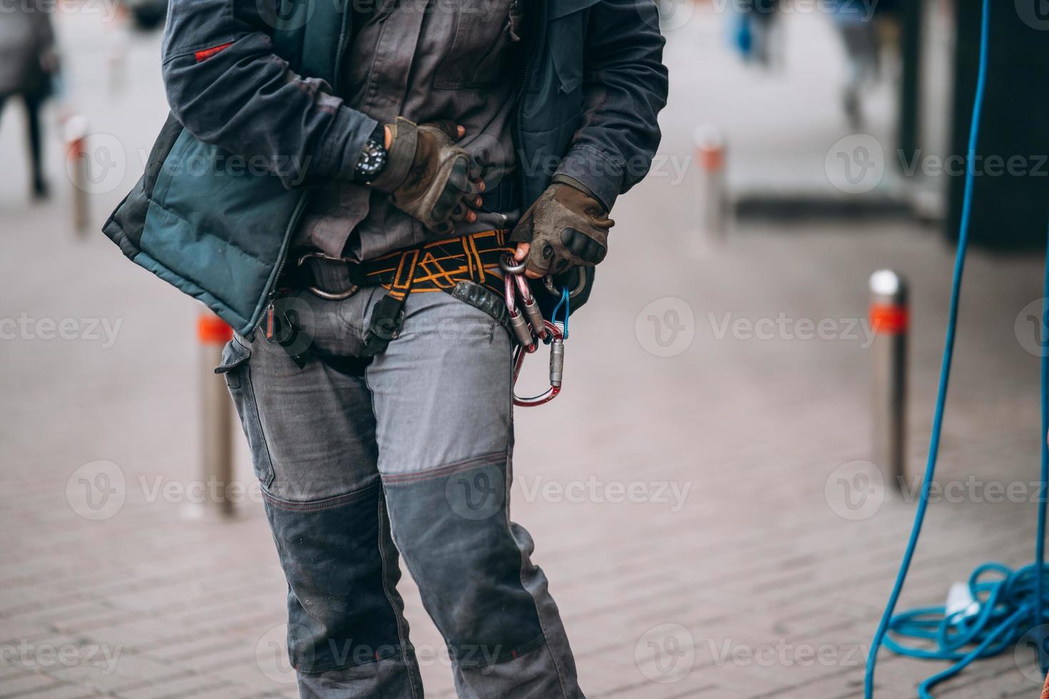 Arbeiterkletterer, der sich auf die Arbeit in der Höhe vorbereitet. foto