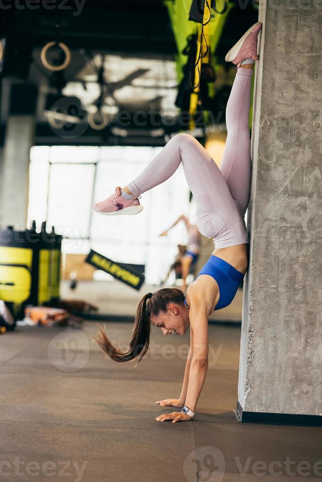 Gesundes junges weibliches Sitzen entspannt nach dem Training im Fitnessstudio. foto