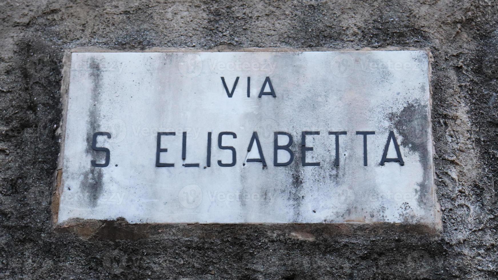 venezianisch Straße Zeichen auf das alt Mauer im Bergamo, Italien. Straße Szene. foto