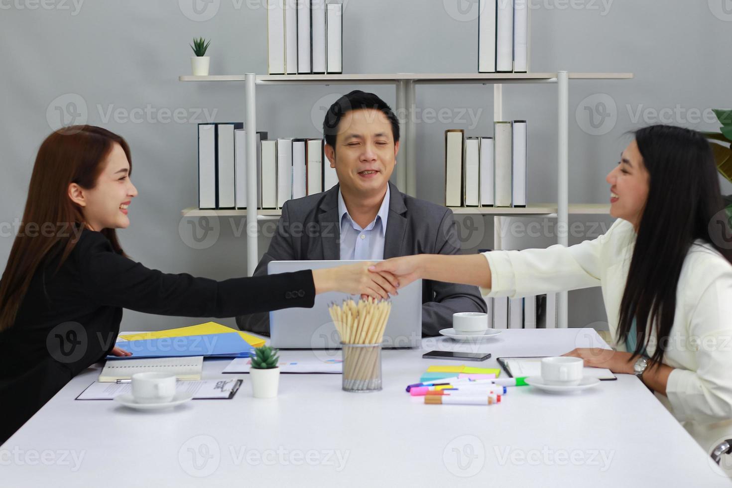 Geschäftsfrauen Händeschütteln nach Aushandlung der geschäftlichen Zusammenarbeit foto