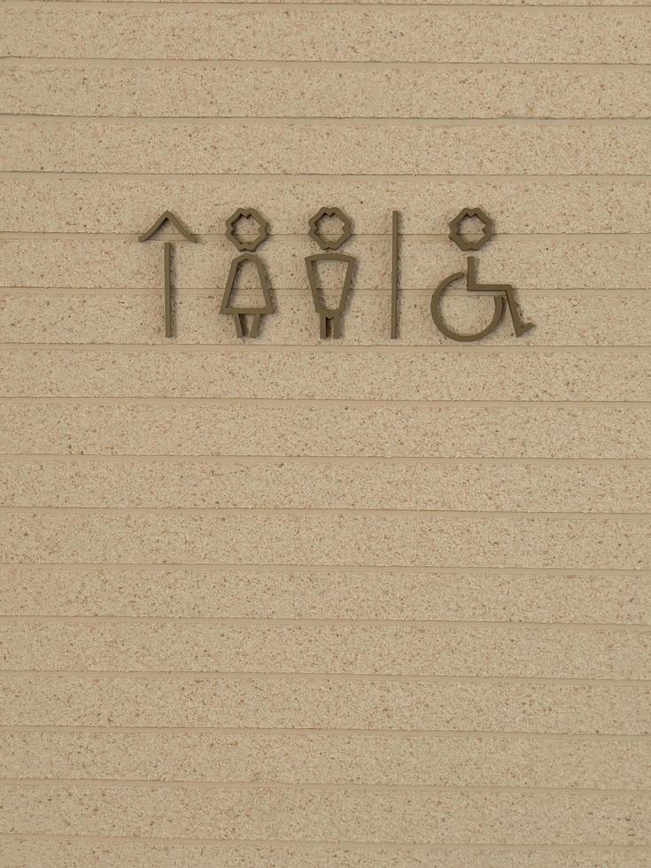 Toilettensymbol auf braunem Hintergrund foto