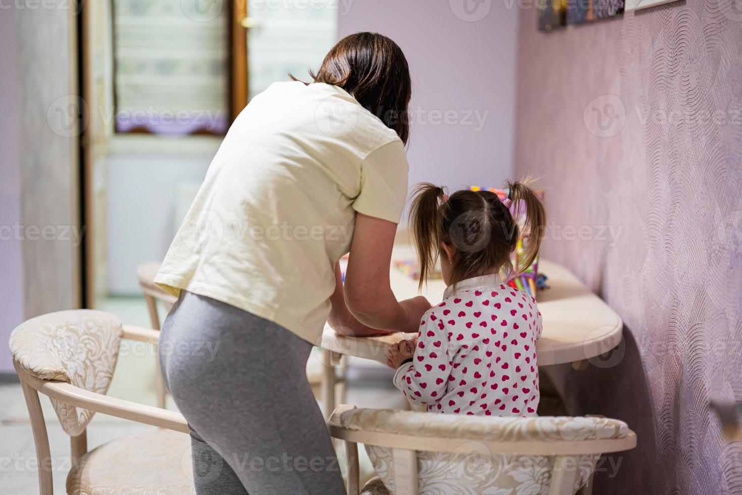 Mutter und Tochter dekorieren Kunst mit funkeln Dekor. foto