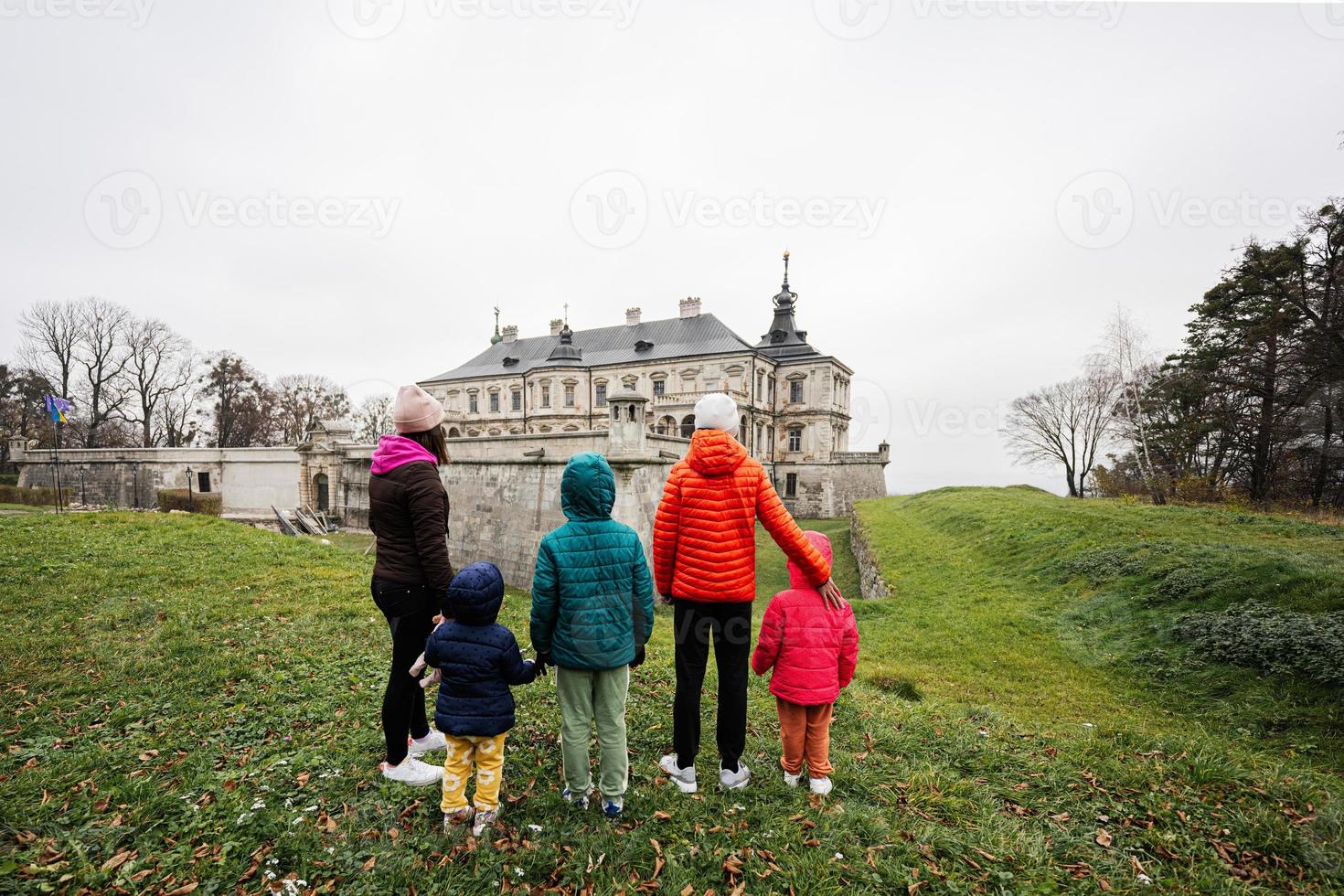 Rückseite der Mutter mit vier Kindern Besuch der Burg Pidhirtsi, Region Lemberg, Ukraine. Familientourist. foto