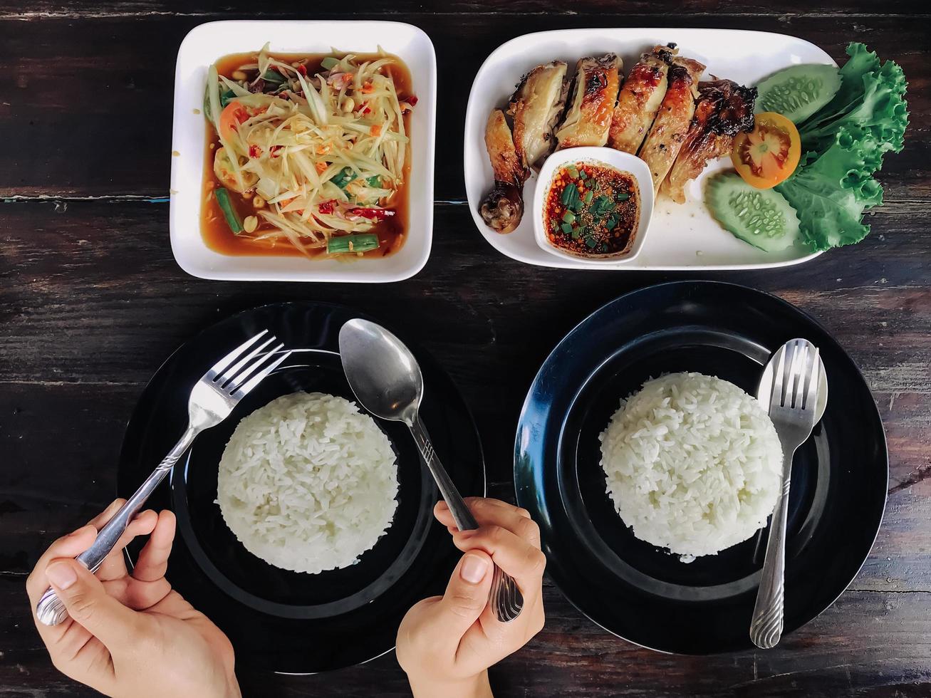 Leute, die thailändisches Essen essen foto