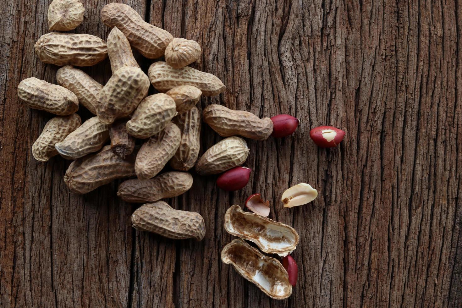 Erdnüsse auf einem hölzernen Hintergrund foto