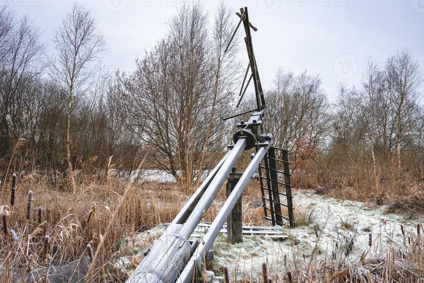 alt tjasker, ein alt klein Windmühle von Friesland, das Niederlande. foto