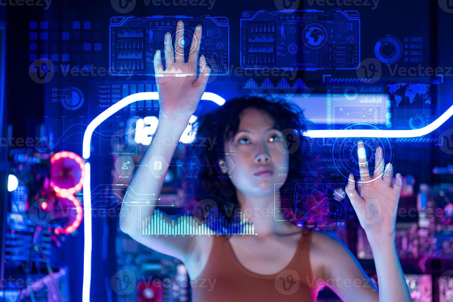 ein asiatisch Frau ist berühren Schnittstelle auf virtuell Wirklichkeit Bildschirm , Technologie futuristisch Konzept . foto