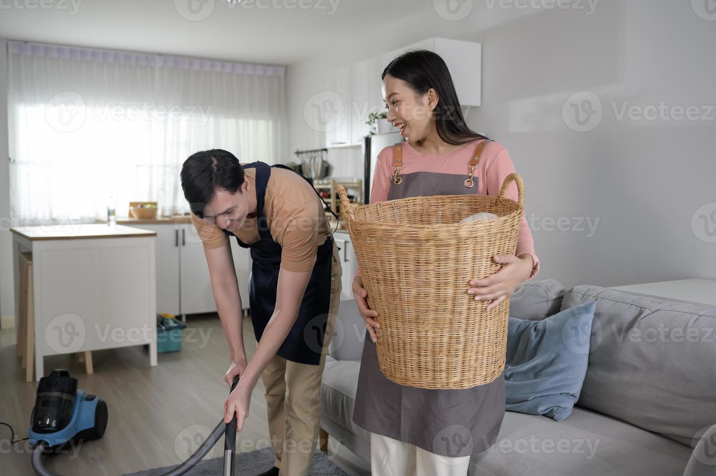 glücklich jung asiatisch Paar Reinigung Zuhause zusammen, gesund Lebensstil Konzept foto