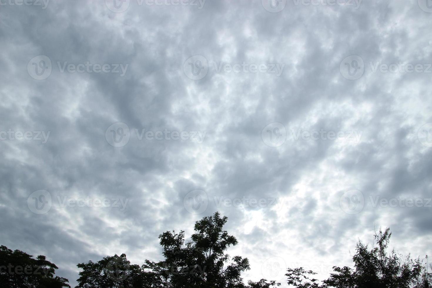 dunkel Blau Wolke mit Weiß Licht Sonne einstellen Himmel Hintergrund und Stadt Licht Mitternacht Abend Zeit foto