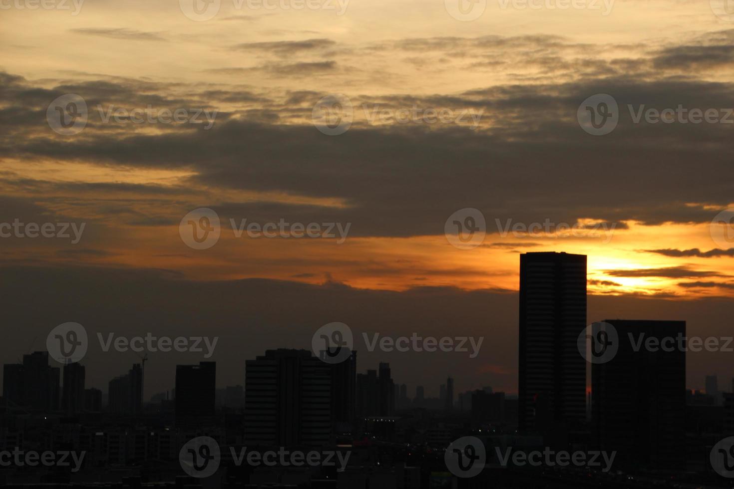 dunkel Blau Wolke mit Weiß Licht Sonnenuntergang Himmel Hintergrund und Stadt Licht Mitternacht Abend Zeit foto