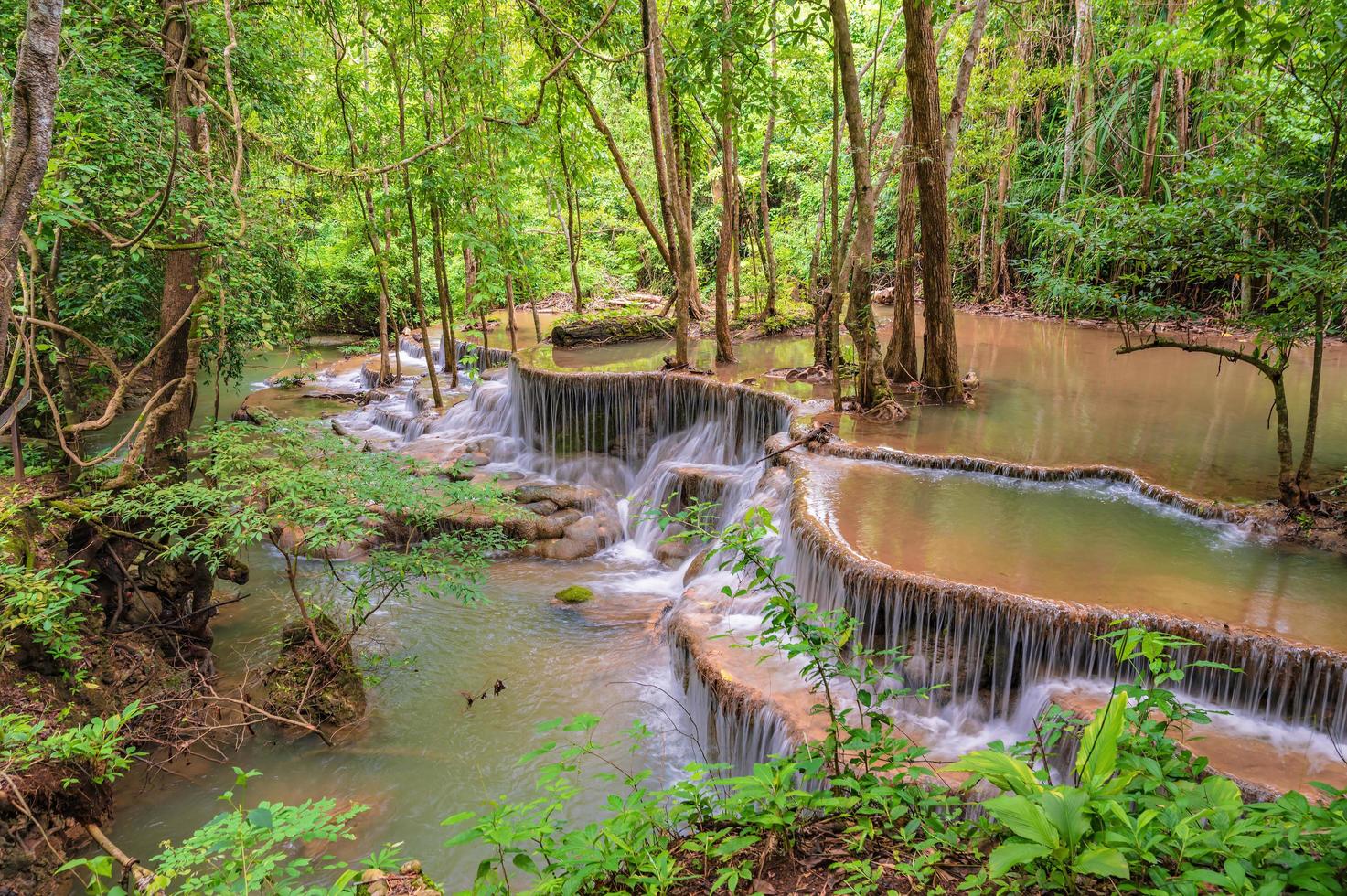 Landschaft von Huai mae Khamin Wasserfall Srinakarin National Park beim Kanchanaburi thailand.huai mae Khamin Wasserfall sechste Fußboden dong Phi verklagen foto