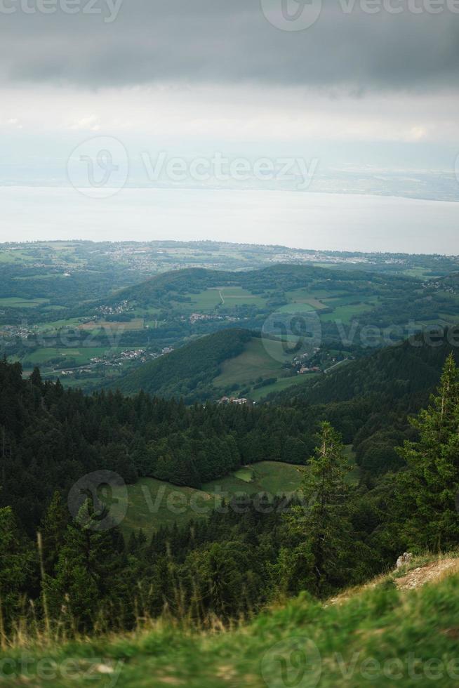 See Genf von das oben von ein Berg auf ein launisch Herbst Tag foto