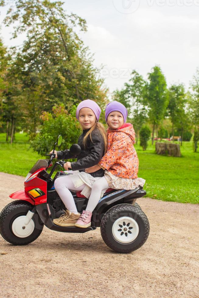 wenig Mädchen auf ein elektrisch Motorrad foto