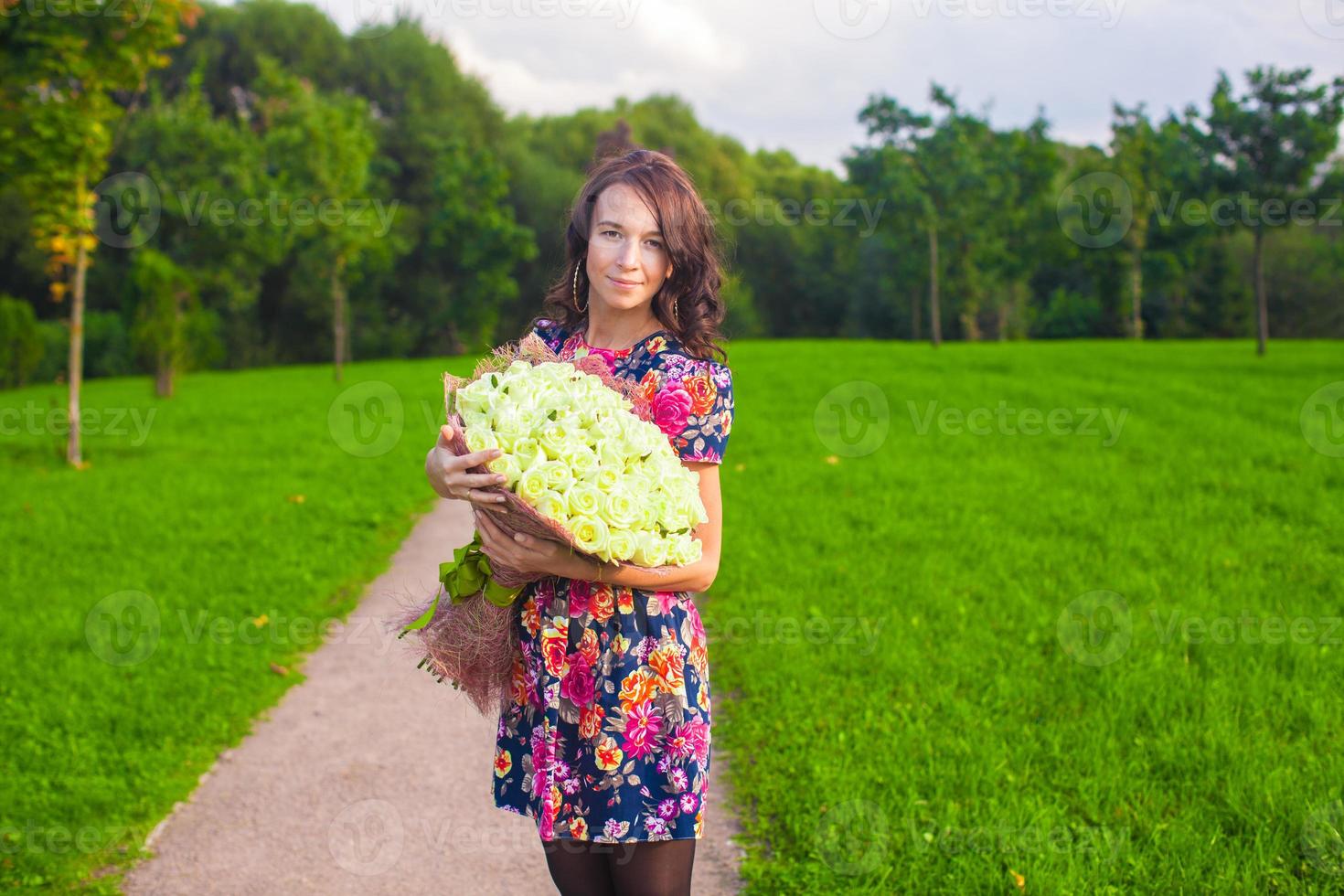 Frau hält einen Blumenstrauß foto