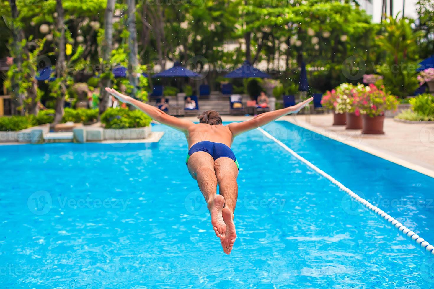 Mann Springen auf das Schwimmbad foto