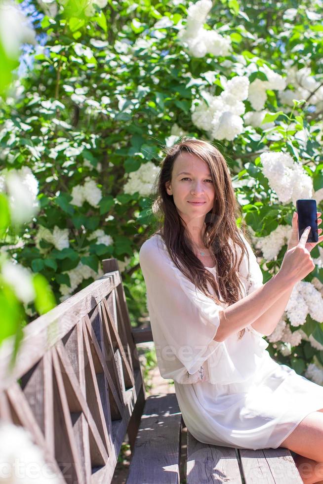 Brünette Frau mit Weiß Blumen foto