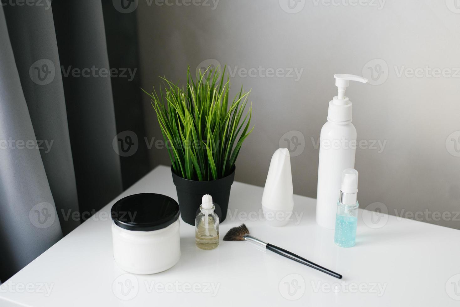 Kosmetika im Glas Flaschen auf das Boudoir Tisch. Schönheit Blogger, Salon Therapie, Marke Layout, Minimalismus Konzept. foto
