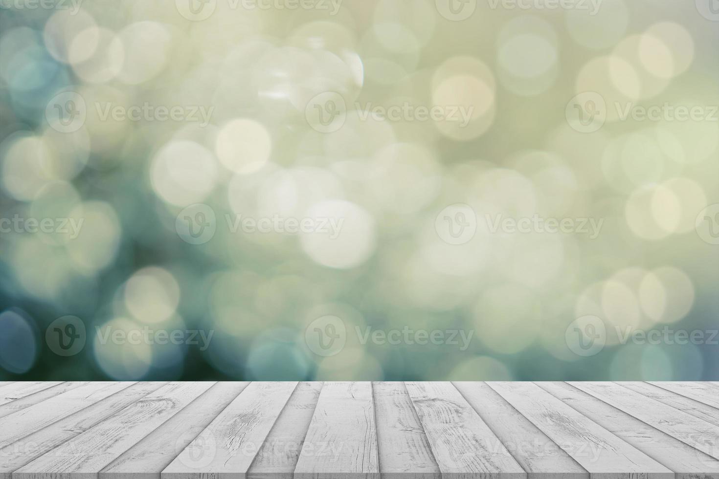 Weiß Holz Tabelle oben mit verschwommen Licht Bokeh Hintergrund, leer hölzern Tabelle Textur auf defokussieren von Grün natürlich, hintergrund Hintergrund zum Frühling Sommer Produkt Präsentation, Horizont Banner Verkauf Beförderung foto