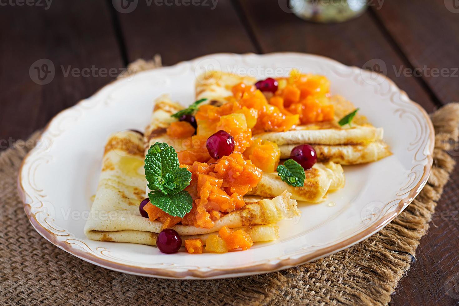 Pfannkuchen. Französisch Crepes mit karamellisiert Scheiben von Kürbis und Apfel mit Honig. foto