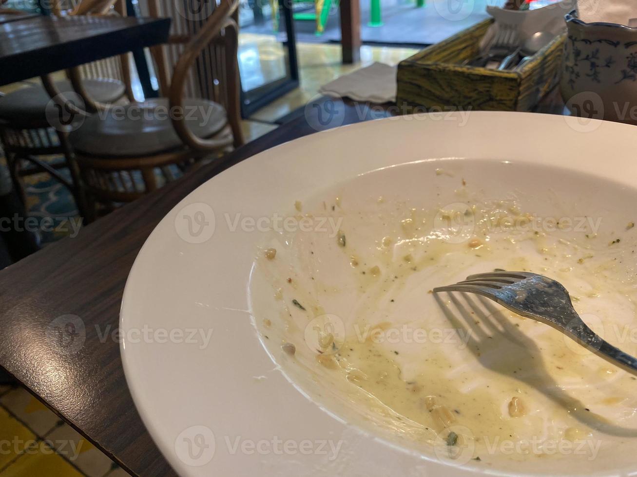 schmutzig Teller mit Essen Reste auf hölzern Hintergrund, oben Aussicht foto