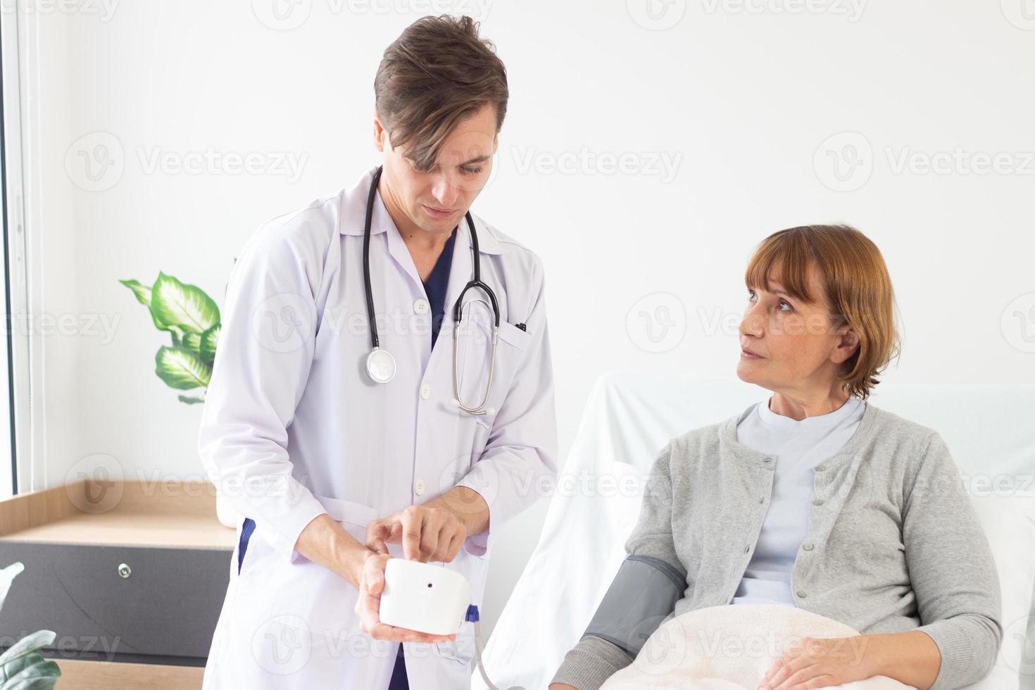 kaukasisch männlich Arzt Messung Blut Druck von weiblich geduldig im Krankenhaus. foto