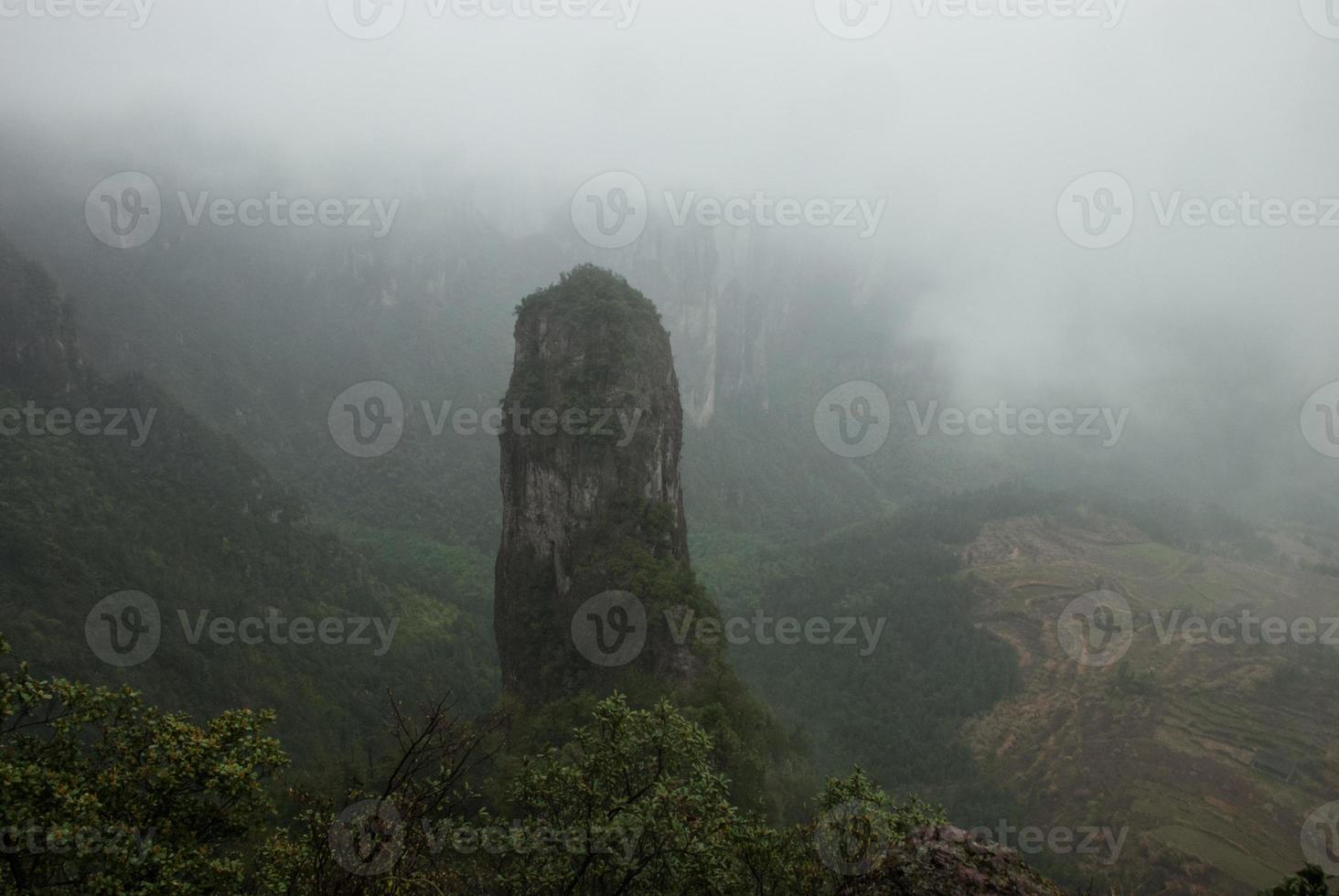 Berg Gipfel mit ein sehr interessant gestalten im Nebel foto