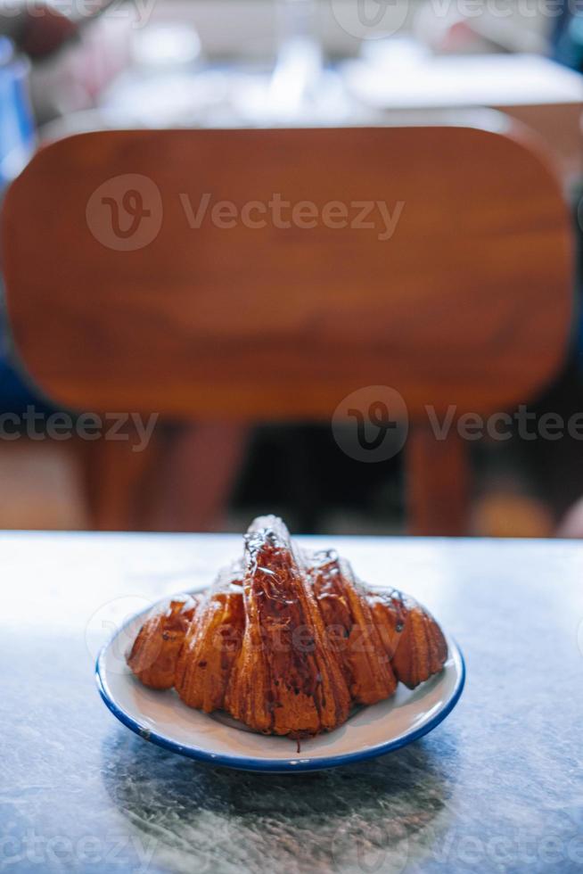 Croissant im ein Weiß klein Teller foto