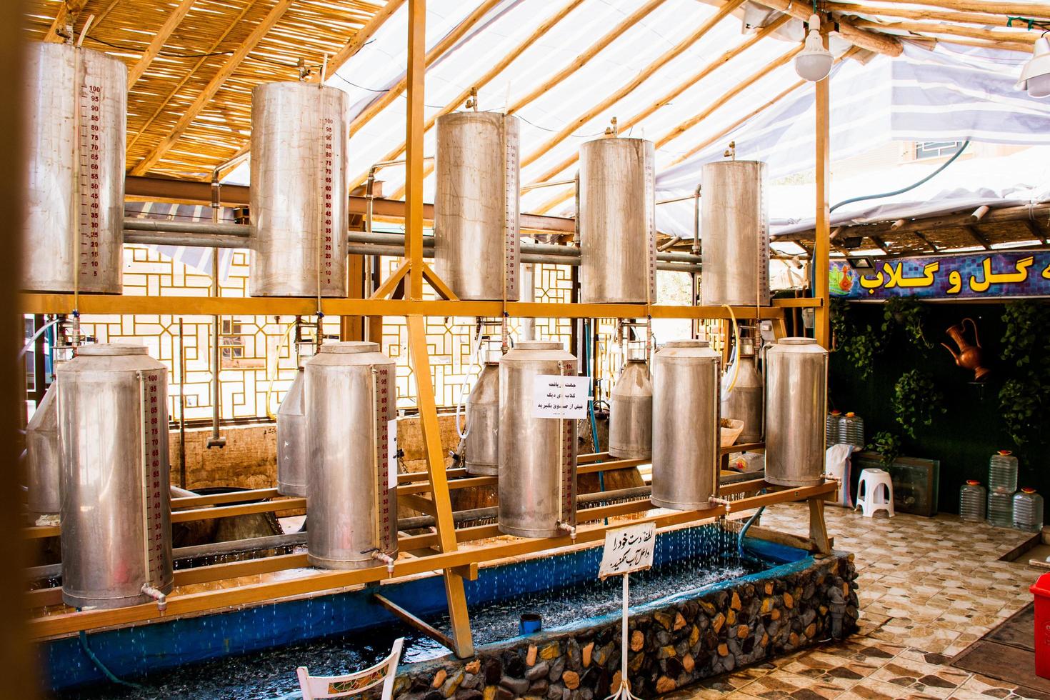 kashan, iran, 2022 - rosenwasserfabrik produziert rosenwasser für den lokalen markt foto