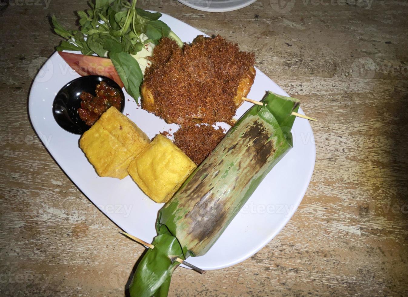 gegrillt Reis eingewickelt im Banane Blatt - - indonesisch traditionell Essen, nasi Bakar foto