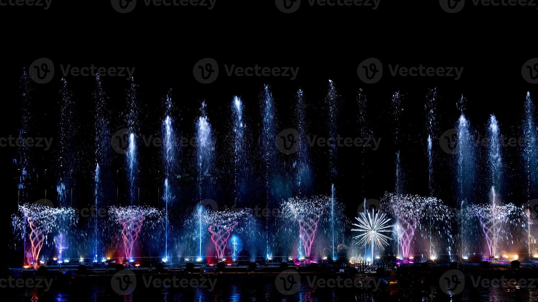 Magie von Wasser Licht Brunnen beim dok krai Reservoir Rayong Thailand. foto