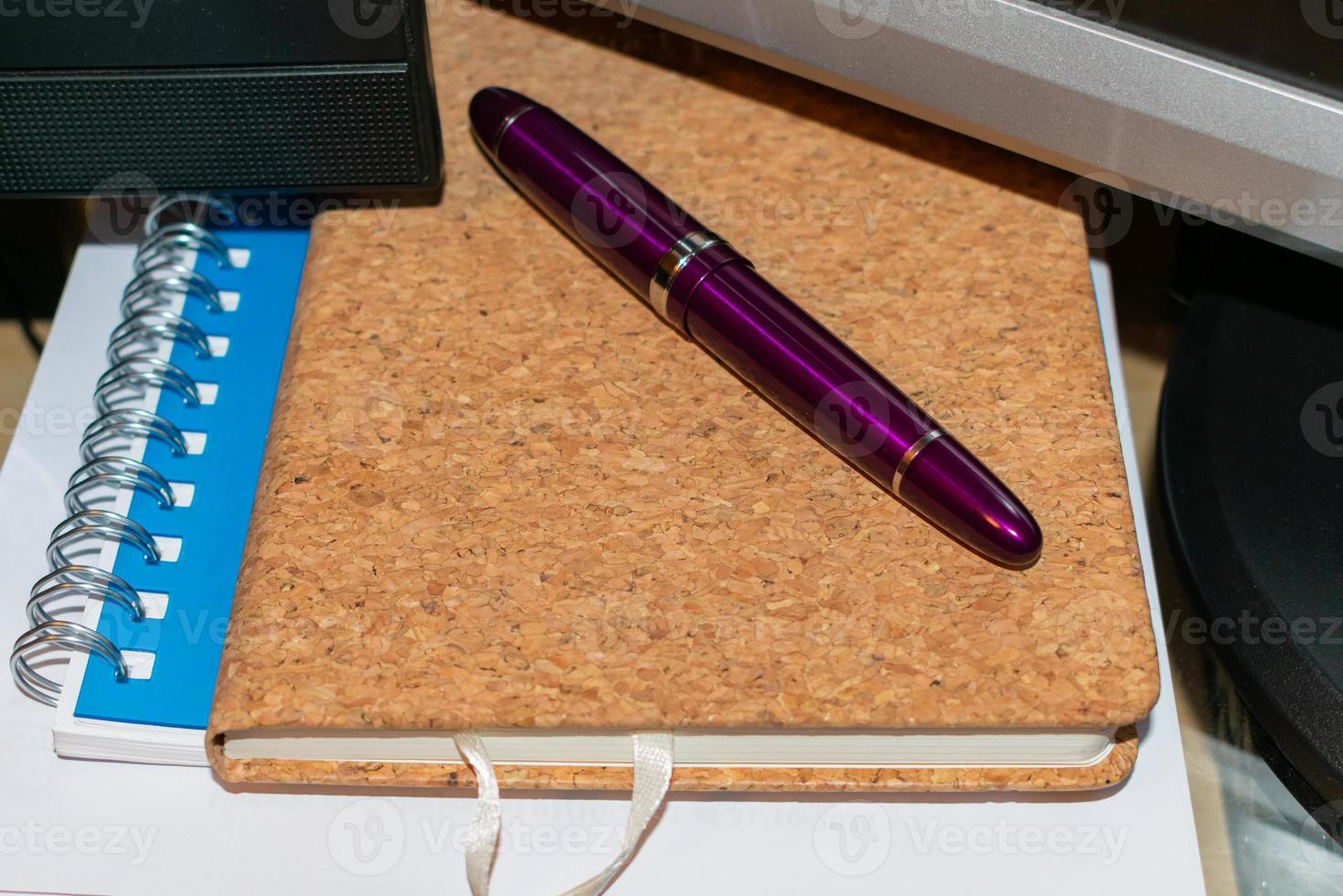 Papier Notizbuch mit Brunnen Stift auf Desktop foto