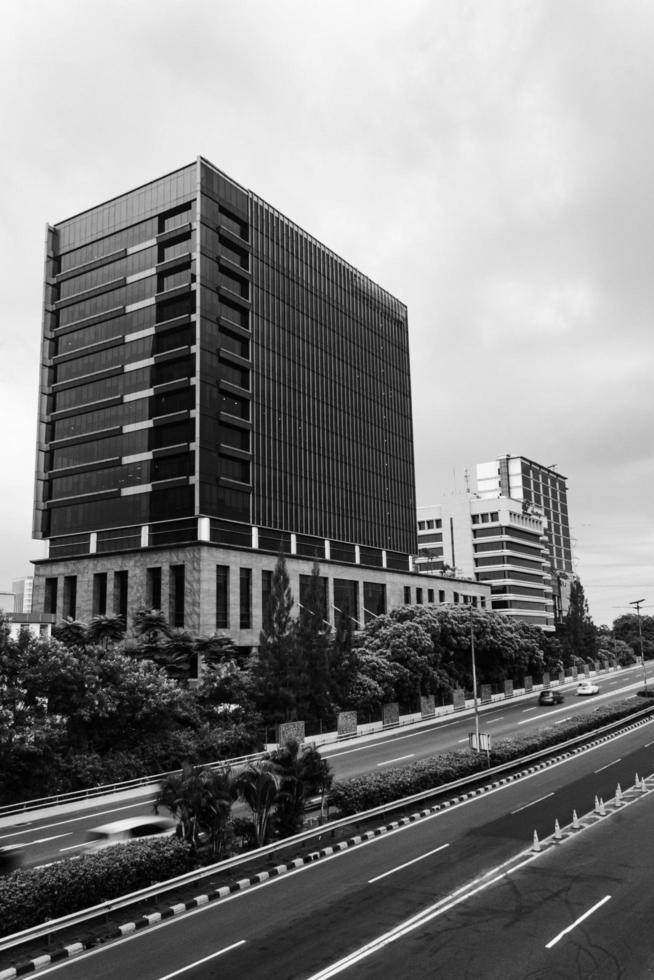 modern Büro Gebäude im das Stadt mit Blau Himmel foto