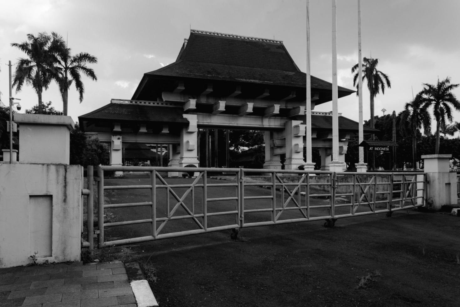 ein traditionell Indonesien Halle im das Center von das Stadt Das ist benutzt wie ein traditionell Veranstaltung foto