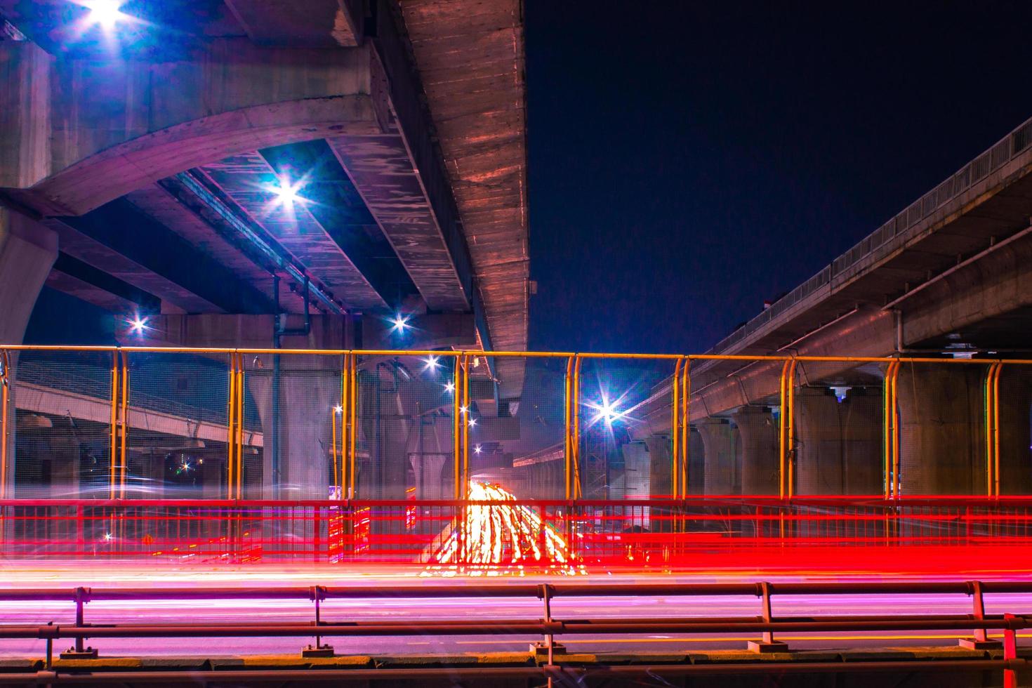 Geschwindigkeit Bewegung Auto auf Straße beim Nacht mit lange Exposition Fotografie beim bekasi Indonesien foto