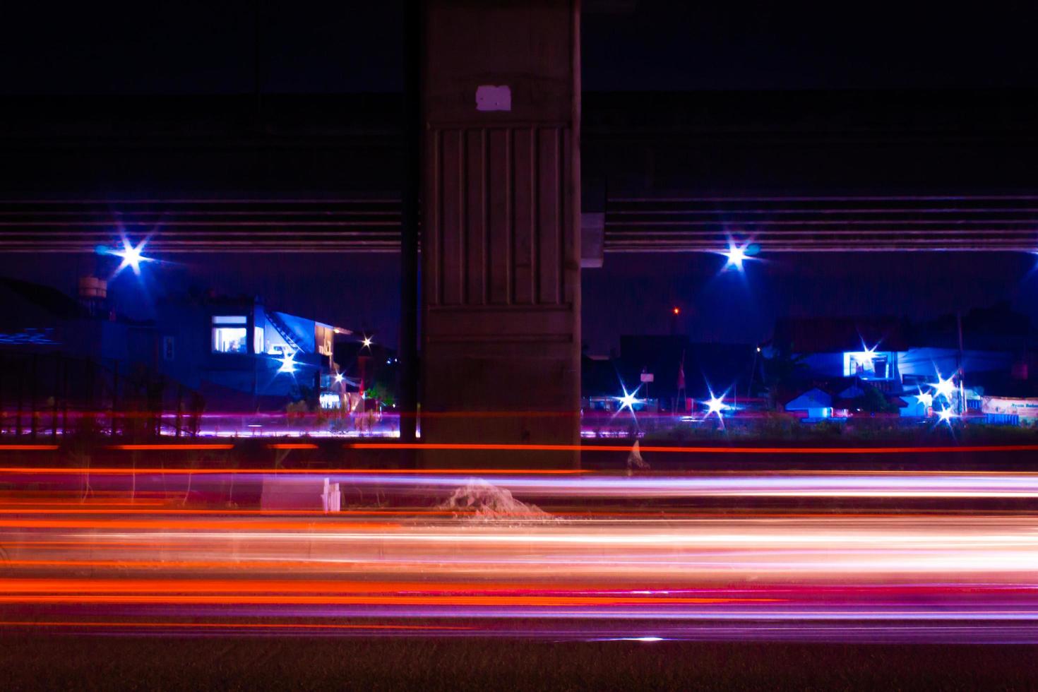 Bewegung Fotografie im unter Brücke beim Nacht bekasi Indonesien foto