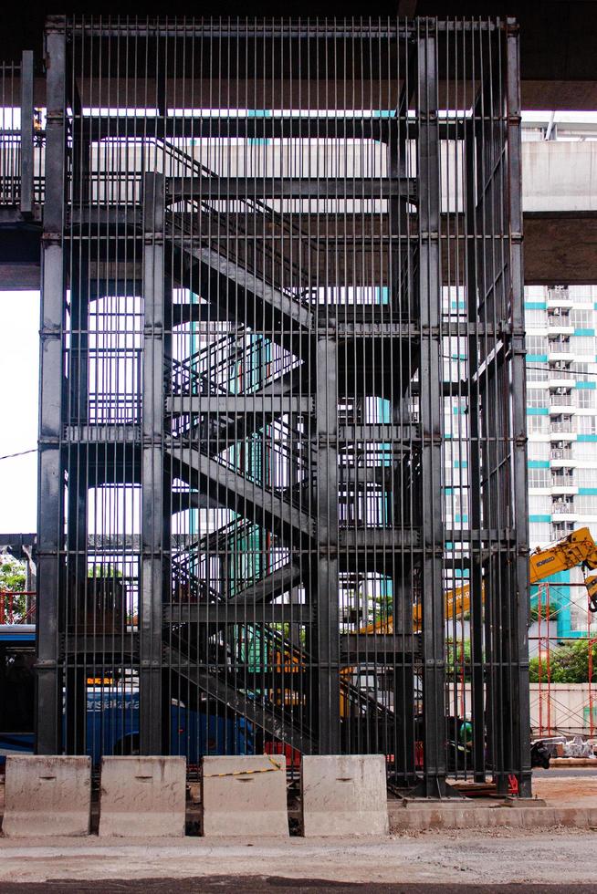 Treppe zum industriell Gebäude Terminal zum Öffentlichkeit Transport foto