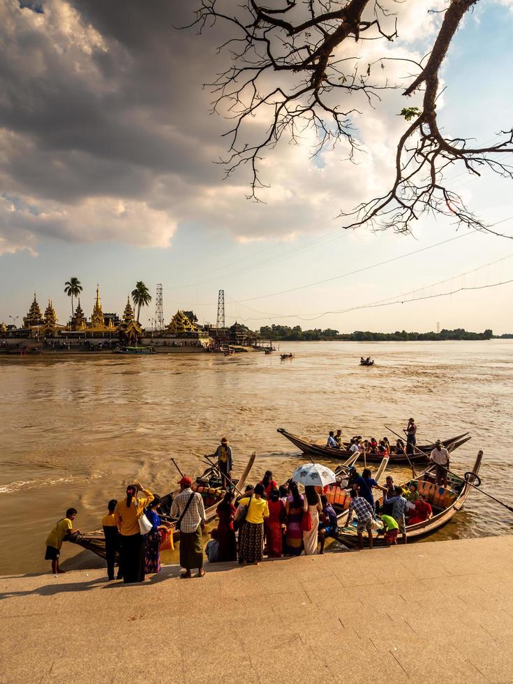 Rangun, Myanmar - - jan 4, 2020 Menschen und Touristen Einsteigen ein klein Boot, das nur Weg zu erhalten zu das kyaik wie gewinnen Pagode und Tempel auf ein klein Insel im das Fluss beim Kyauktan Stadt, Rangun, Myanmar foto