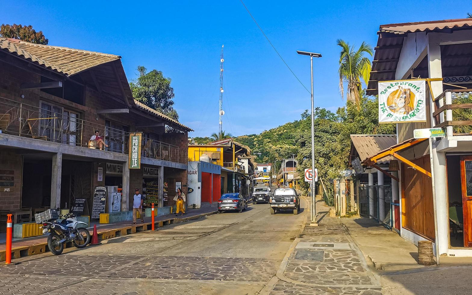 Mazunte Oaxaca Mexiko 2022 idyllisch Straße Häuser Menschen Autos Hotels Shops Mazunte Mexiko. foto