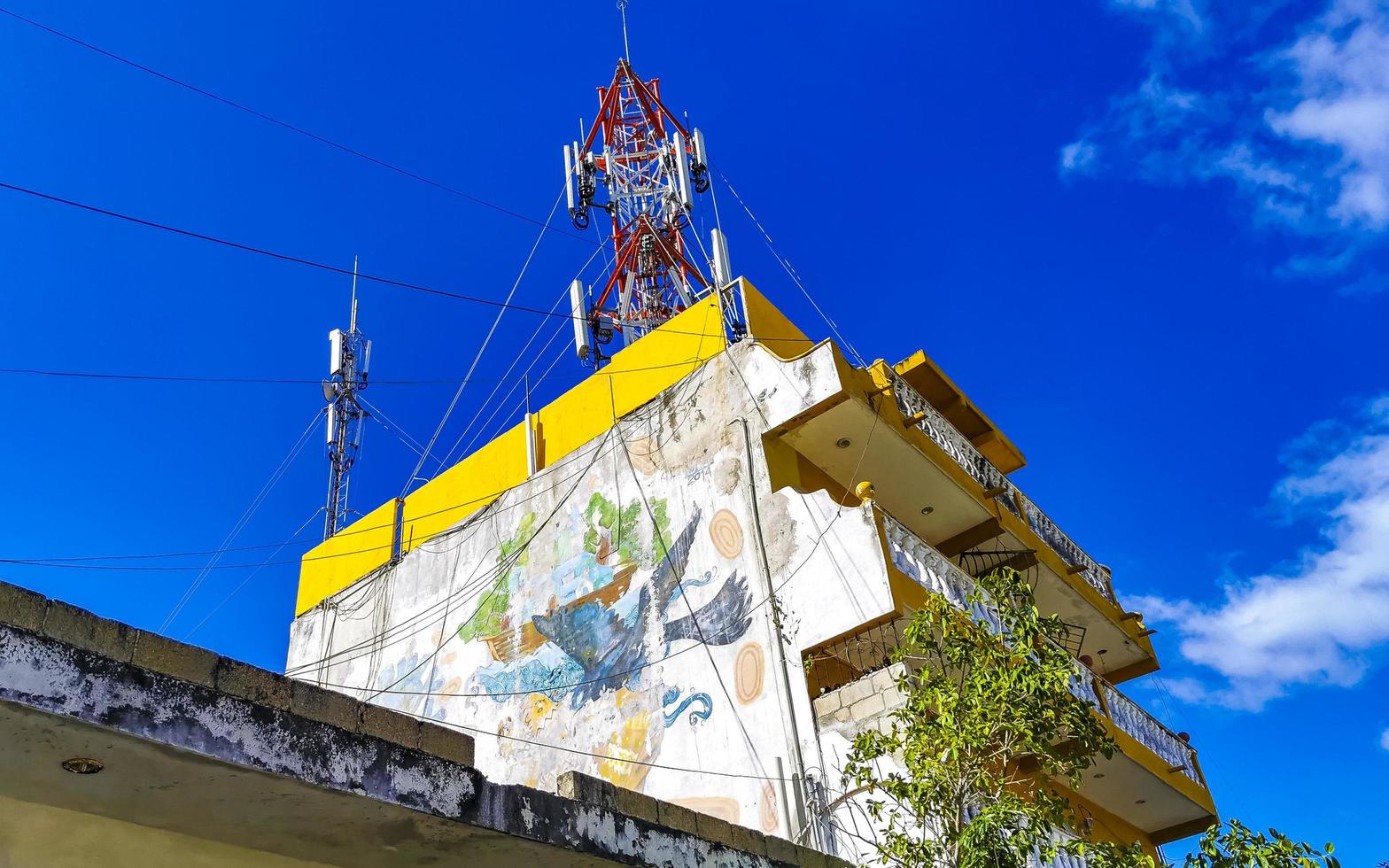 playa del carmen Quintana roo Mexiko 2021 rot Weiß 5g Turm Strahlung im playa del carmen Mexiko. foto