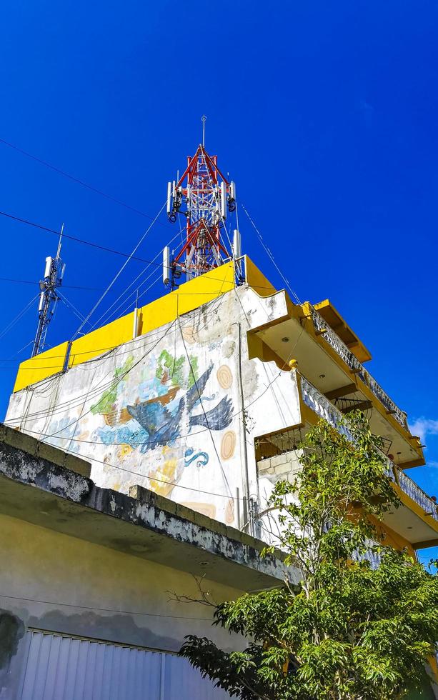 playa del carmen Quintana roo Mexiko 2021 rot Weiß 5g Turm Strahlung im playa del carmen Mexiko. foto