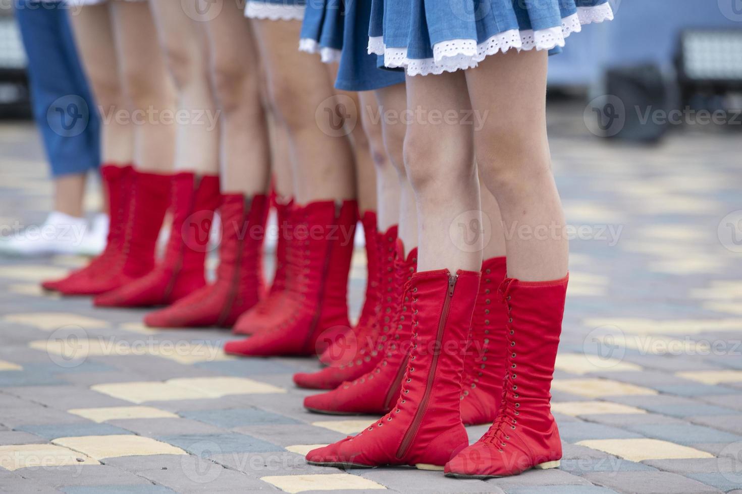 viele von weiblich Beine im rot Tanzen Stiefel. tanzen Schuhe. foto