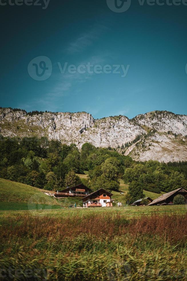 hölzern Hütte im das Alpen mit Berge im das Hintergrund Panorama foto