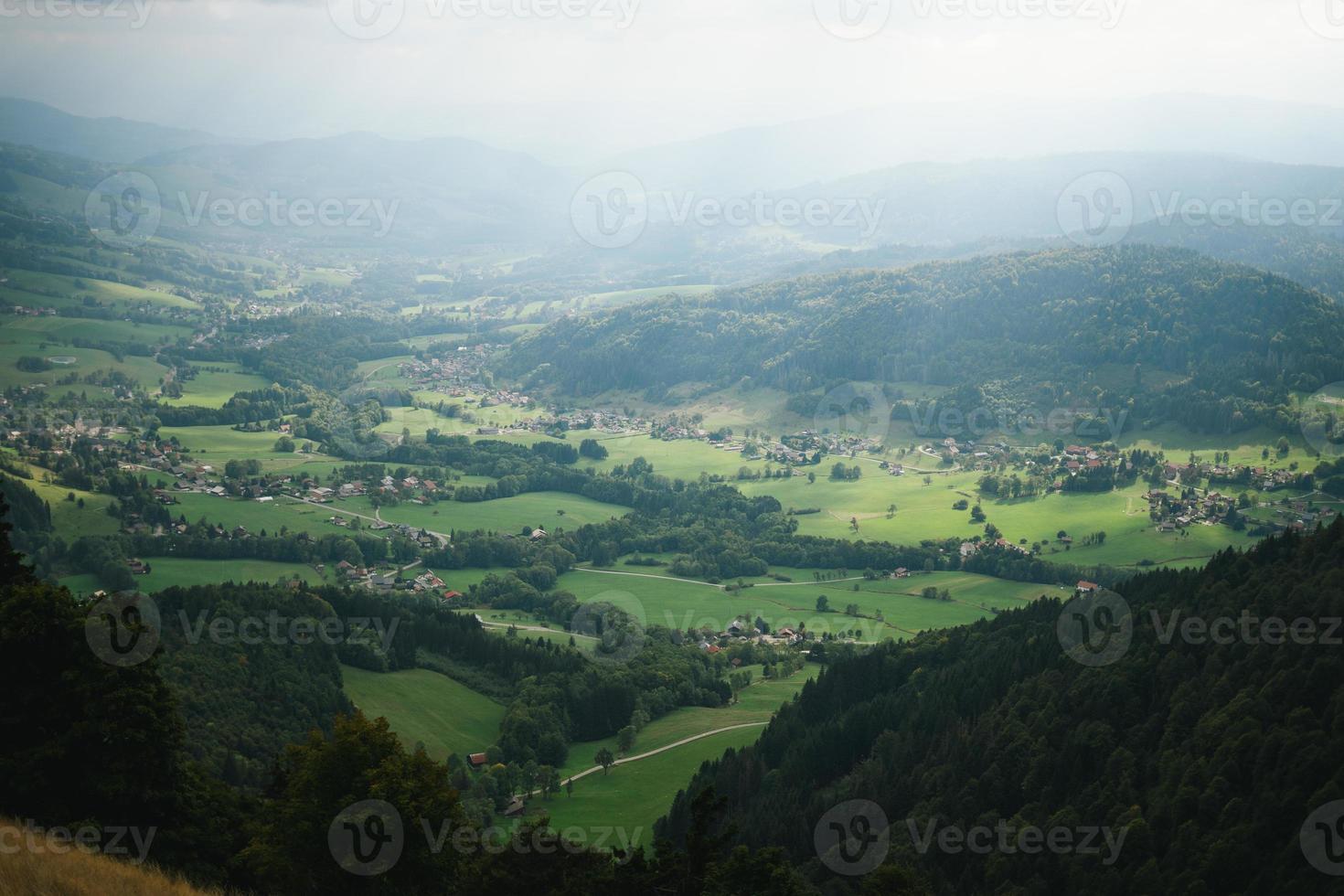 majestätisch Berge im das Alpen bedeckt mit Bäume und Wolken foto